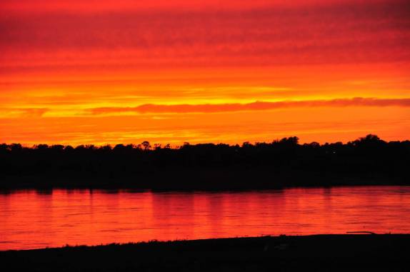 O céu se pinta de laranja sobre o rio Mississipi, em Memphis, no Tennessee - EUA